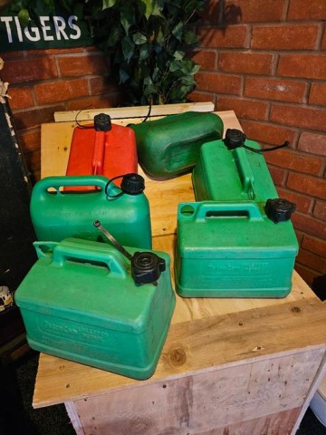 6 x Fuel ⛽️ Cans